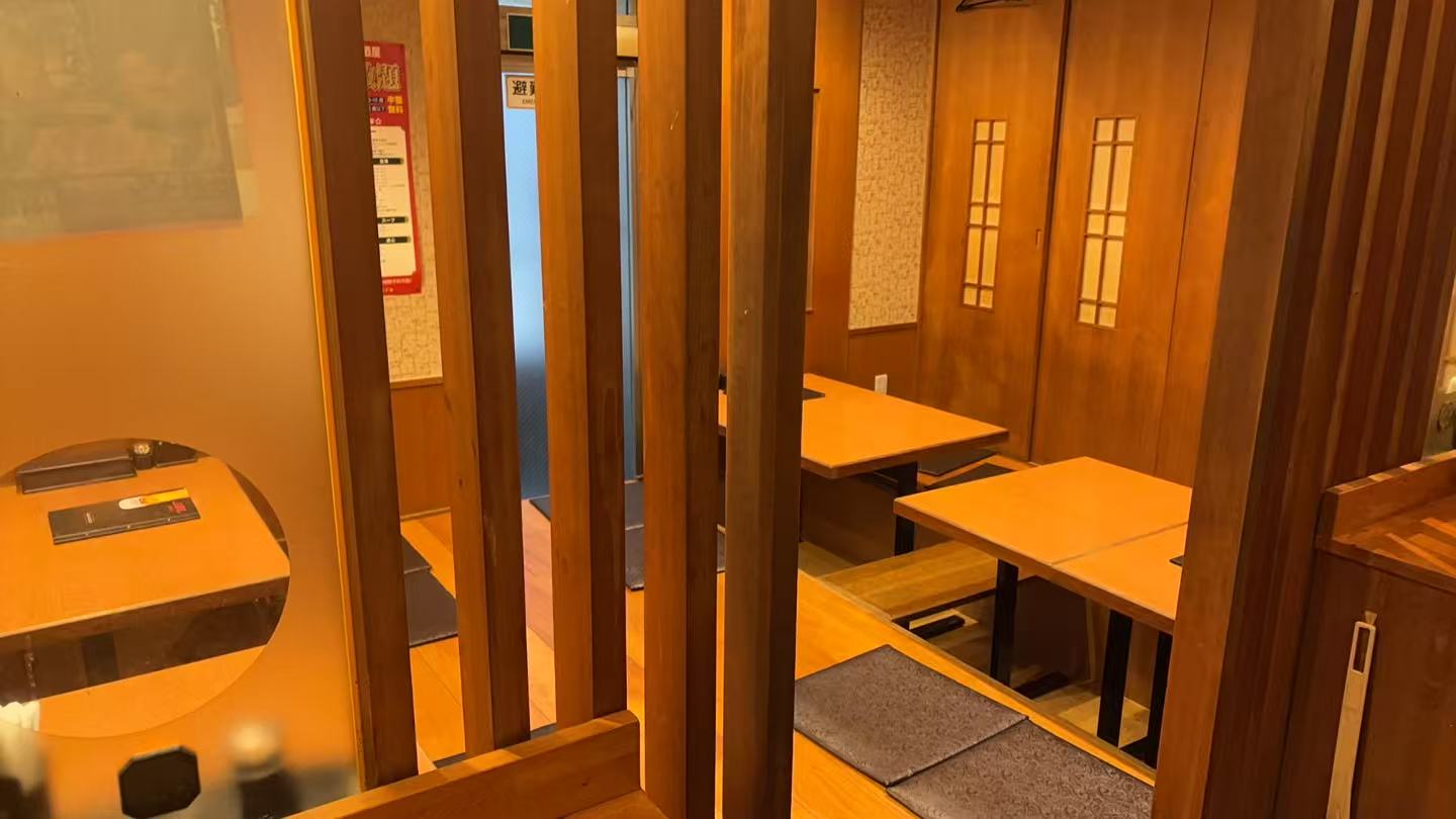 温かみのある照明に包まれた店内の様子